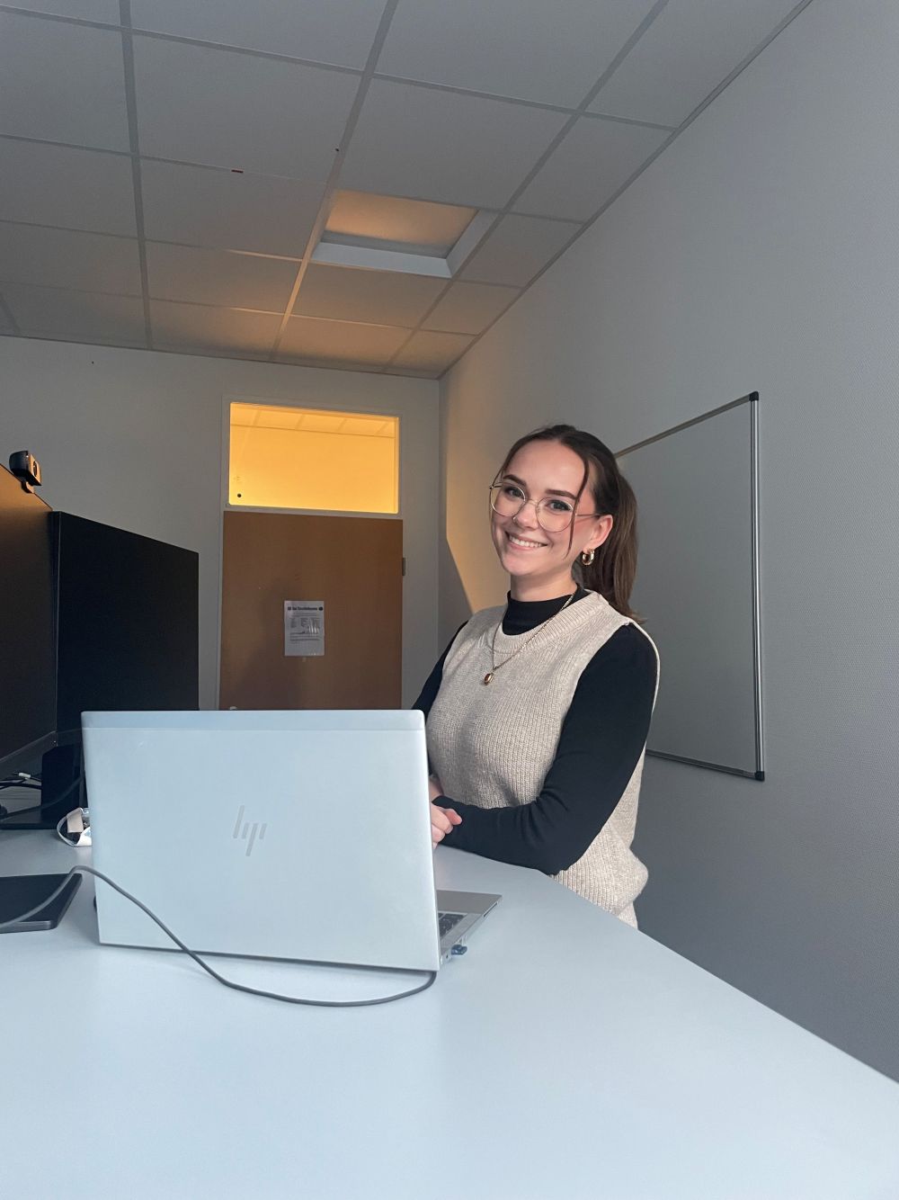 Die duale Studentin Elona Stein am Arbeitsplatz bei der Schleswig-Holstein Netz GmbH